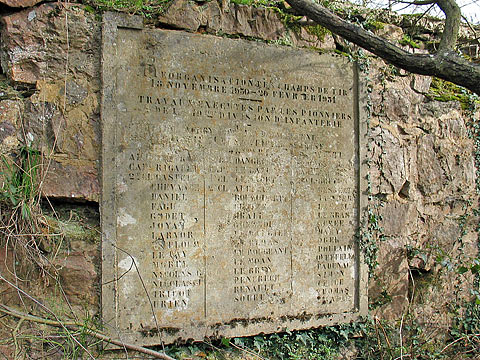 Plaque de béton où sont gravés les noms des pionniers