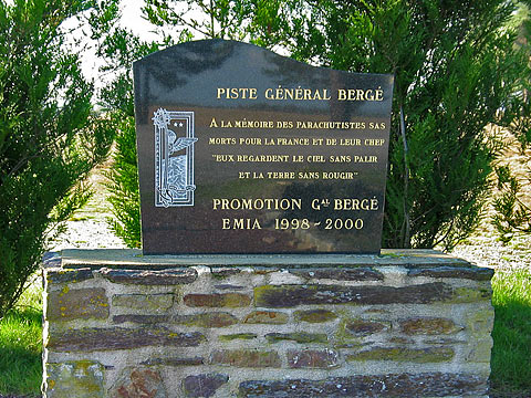 Stèle général Bergé mise en place par la promotion éponyme de l`EMIA en 2000