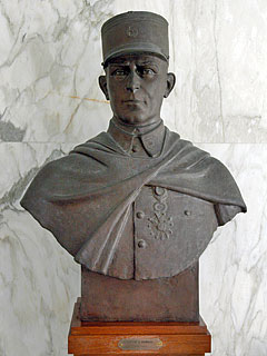 Stèle capitaine de Bournazel, située au premier étage du bâtiment état-major