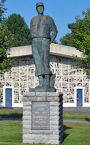 Statue du maréchal JUIN, devant la chapelle Saint Paul