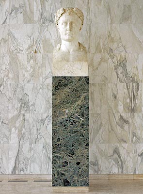 Buste en marbre de Napoléon, situé dans le péristyle devant le mur Est