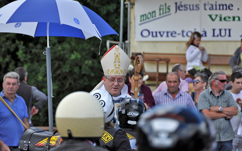 Monseigneur LE SAUX et le Père BASMAN à la bééndiction des motos