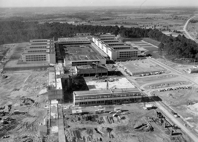 Vue générale Est du chantier de la nouvelle Ecole en 1965