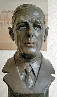 Buste en bronze de Charles de Gaulle ; Oeuvre de Ginette BINGGUELY-LEJEUNE. Collection musée du souvenir