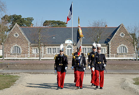 Garde au drapeau de l’E.S.M., devant le PC du bataillon EOR