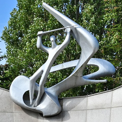 Sculpture en aluminium symbolisant l’aigle polonais au sommet du monument en forme de V, dans la nécropole polonaise à Urville.