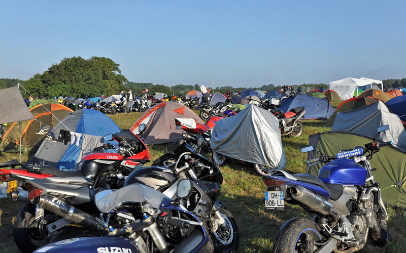 Les motos et les tentes sous un beau soleil ce 15 août 2014