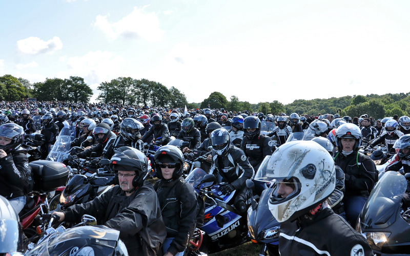 Plusieurs milliers de motards et motos attendent la bénédiction