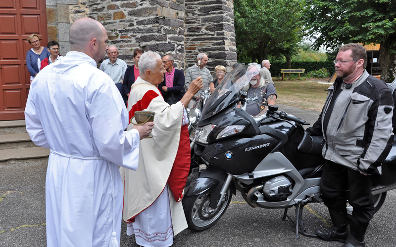 Bénédiction des motos par le Père Adrien REMY