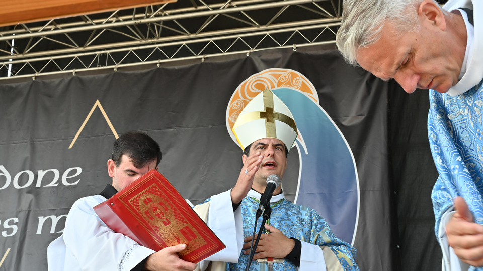 A l’issue de la messe de l’Assomption qu’il a célébrée, Monseigneur Grégoire DROUOT, venu spécialement de Nevers à moto, procède à la bénédiction solennelle de l’assistance. A droite, le père Christian CHEREL, aumônier des motards du Morbihan. Photo Jean-Charles CAILLARD - 15 août 2025 à 11h 15.