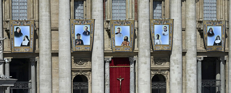 Portraits des saints ornant la façade de la basilique Saint Pierre pendant la cérémonie
